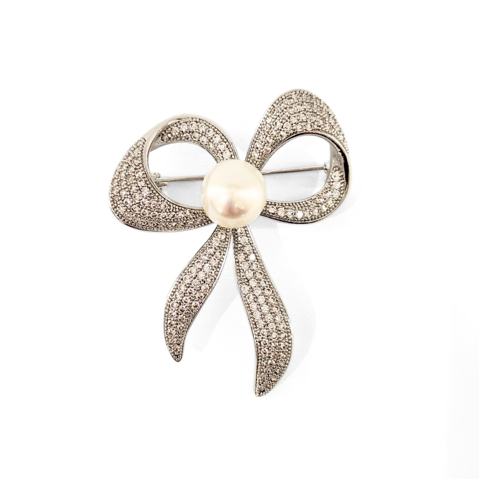 18K White Gold Akoya Brooch