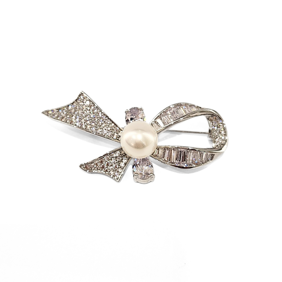 18K White Gold Akoya Brooch